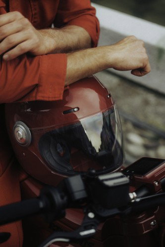 BRABUS URBAN E First Edition Fusion Red 2026 – Rückansicht des fahrenden Motorrads entlang der Navigli-Kanäle