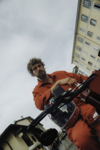 BRABUS URBAN E First Edition Fusion Red 2026 – Finale Heroshot: Motorrad im Abendlicht der Mailänder Altstadt