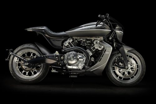 Brough Superior Dagger S 2026 – Seitenansicht rechts im Studio, Carbon-Karosserie in Schwarz mit Titanium-Akzenten, freiliegender V-Twin-Motor mit polierten Zylinderdeckeln, geschmiedete Aluminiumräder, Michelin Road Bereifung, S Sport Emblem