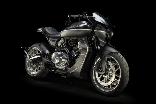 Brough Superior Dagger S 2026 – Dreiviertelansicht vorne rechts im Studio, Carbon-Frontverkleidung mit integrierten LED-Scheinwerfern, freiliegender V-Twin-Motor, geschmiedete Aluminiumfelgen mit Doppelscheibenbremse