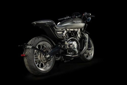 Brough Superior Dagger S 2026 – Dreiviertelansicht hinten rechts im Studio, Carbon-Heckpartie mit Dagger-Schriftzug, freiliegende Einarmschwinge, poliertes Hinterrad, LED-Rücklicht, Michelin Road Bereifung