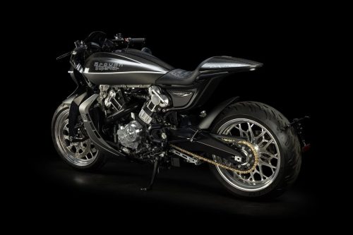 Brough Superior Dagger S 2026 – Dreiviertelansicht hinten links im Studio, Kettenantrieb mit goldener Kette sichtbar, Carbon-Tankverkleidung mit Brough Superior Schriftzug, geschmiedete Aluminiumfelgen