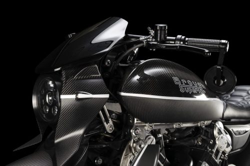Brough Superior Dagger S 2026 – Detailansicht Frontpartie und Tank im Studio, Carbon-Verkleidung mit sichtbarer Gewebestruktur, getönte Windschutzscheibe, Brough Superior Logo auf dem Tank, CNC-gefräster Tankdeckel