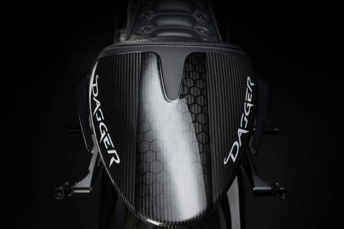 Brough Superior Dagger S 2026 – Detailansicht Tank von oben, Carbon-Oberfläche mit Waben-Muster (Honeycomb) und Dagger-Schriftzug auf beiden Seiten, gesteppter Ledersattel, Titanium-Zierleiste