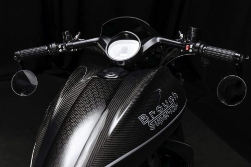 Brough Superior Dagger S 2026 – Cockpit-Ansicht von vorne, Carbon-Tank mit Waben-Dekor und Brough Superior Logo, Rundscheinwerfer, runde Barend-Spiegel, CNC-gefräste Lenkergriffe