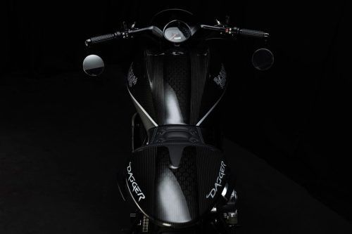 Brough Superior Dagger S 2026 – Draufsicht von hinten, Carbon-Karosserie mit Waben-Muster und Dagger-Schriftzug, gesteppter Ledersattel, schmale Silhouette, Barend-Spiegel, Rundinstrument