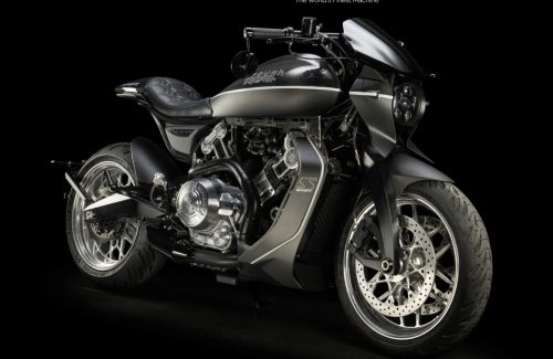 Brough Superior Dagger S 2026 – Dreiviertelansicht vorne rechts im Studio mit The World's Finest Machine Schriftzug, vollständige Seitenansicht mit Carbon-Karosserie, V-Twin-Motor, S Sport Badge, geschmiedete Räder