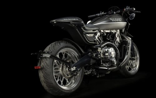 Brough Superior Dagger S 2026 – Dreiviertelansicht hinten rechts im Studio, Carbon-Heck mit Dagger-Schriftzug, Einarmschwinge, polierte geschmiedete Aluminiumfelgen, LED-Rücklicht, Brough Superior Logo auf Tank