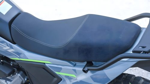 CFMoto 250 Dual – Sitzbank mit Kontrastnaht und Haltebügeln in Tundra Grey mit grünen Akzenten