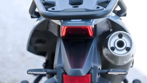 CFMoto 250 Dual – Heckansicht mit LED-Rücklicht, Auspuffendrohr und LED-Blinkern