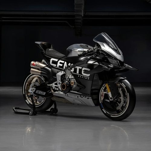 CFMoto V4SR-RR Prototyp im dunklen Studio, Dreiviertelansicht von hinten mit silbernem Tank, goldenen Gabelholmen und Felgen, CFMoto-Racing-Schriftzug, Startnummer 89
