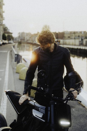 DAB 1a BRABUS 2026 – Dreiviertelansicht von vorne links mit Mailänder Altstadtfassaden im Hintergrund