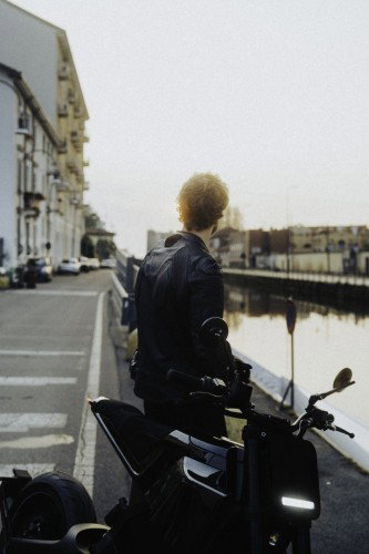 DAB 1a BRABUS 2026 – Nahaufnahme der Carbon-Seitenverkleidung mit glossy schwarzer Oberfläche