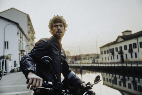 DAB 1a BRABUS 2026 – Dynamische Seitenansicht des E-Motorrads mit schwarzen Radabdeckungen und grauen Pinstripes