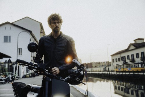 DAB 1a BRABUS 2026 – Detailaufnahme der Alcantara-Sitzbank mit grauer Doppelnaht