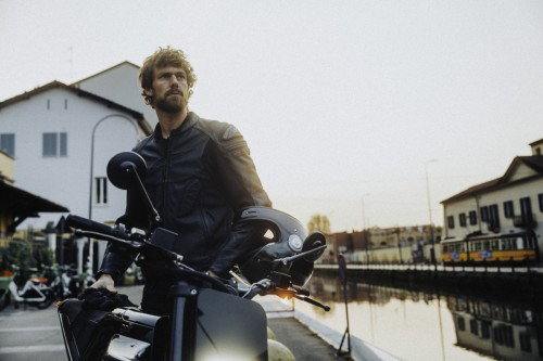 DAB 1a BRABUS 2026 – Frontansicht des komplett schwarzen Elektromotorrads mit BRABUS-Branding