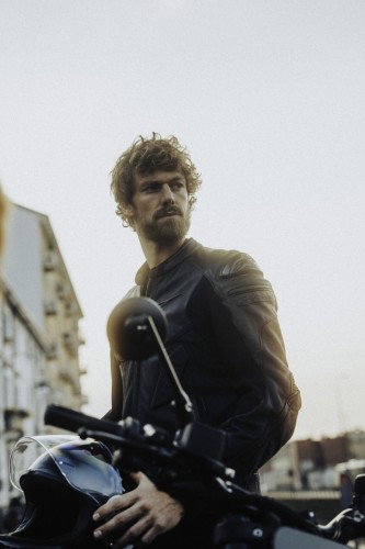 DAB 1a BRABUS 2026 – Nahaufnahme der Carbon-Engine-Cover-Einsätze in mattschwarzer Umgebung