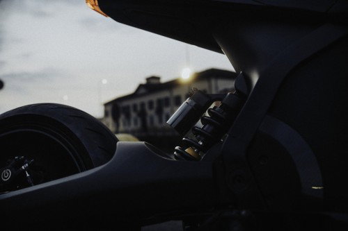 DAB 1a BRABUS 2026 – Seitenansicht im Mailänder Hinterhof mit Backsteinmauer