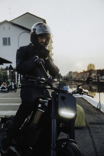 DAB 1a BRABUS 2026 – Geparktes E-Motorrad vor historischer Mailänder Fassade