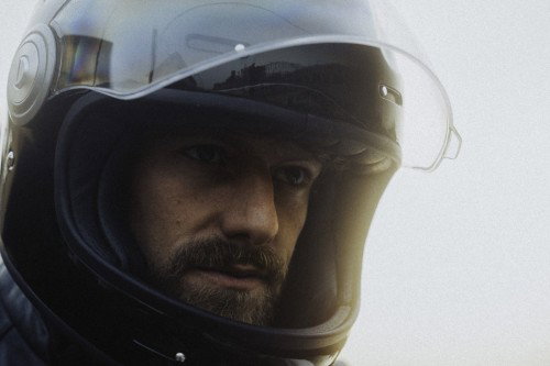 DAB 1a BRABUS 2026 – Dreiviertelansicht von hinten rechts mit mattschwarzen Radabdeckungen