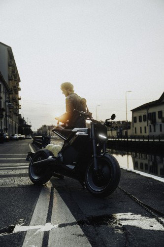 DAB 1a BRABUS 2026 – Fahrer auf dem Motorrad blickt über die Schulter am Naviglio Grande
