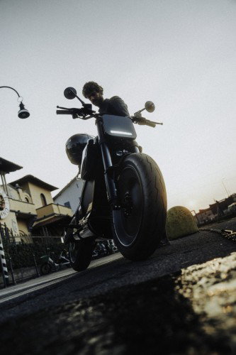 DAB 1a BRABUS 2026 – Heckansicht mit integriertem Rücklicht und schwarzem Kennzeichenhalter