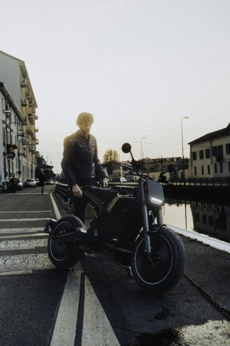 DAB 1a BRABUS 2026 – Detailaufnahme der Brembo-Bremsanlage mit 320-mm-Schwimmscheibe vorn