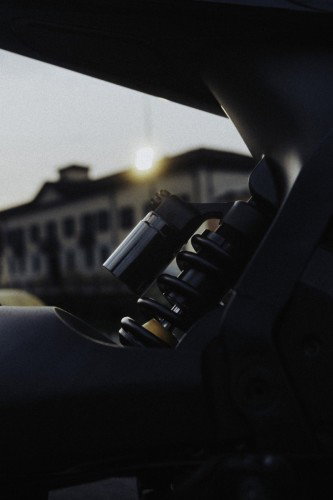 DAB 1a BRABUS 2026 – Fahrer stellt den Helm auf die Sitzbank ab, urbane Mailänder Kulisse