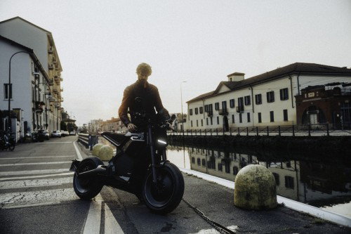 DAB 1a BRABUS 2026 – Seitliche Detailaufnahme des hinteren CNC-gefrästen Federbeins