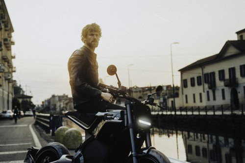 DAB 1a BRABUS 2026 – Frontansicht mit eingeschaltetem Scheinwerfer in dunkler Gasse