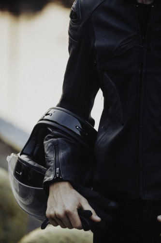 DAB 1a BRABUS 2026 – Parkendes Elektromotorrad unter Mailänder Arkaden bei Abendlicht