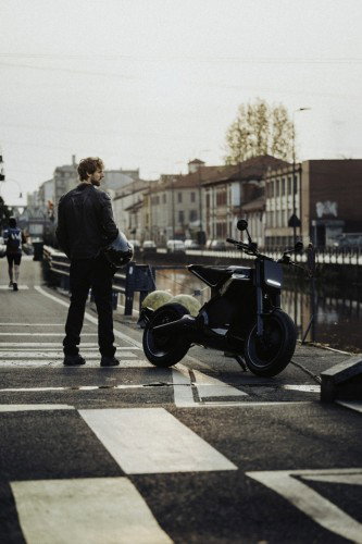 DAB 1a BRABUS 2026 – Nahaufnahme des Lenkers mit Armaturen und zentralem LCD-Display