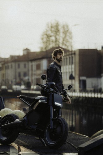 DAB 1a BRABUS 2026 – Profilansicht mit schwarzer 7,1-kWh-Batterie-Einheit mittig im Rahmen