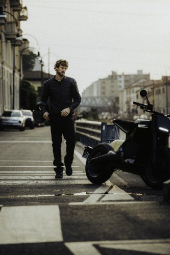 DAB 1a BRABUS 2026 – Fahrer nähert sich dem geparkten Motorrad auf einer Mailänder Brücke