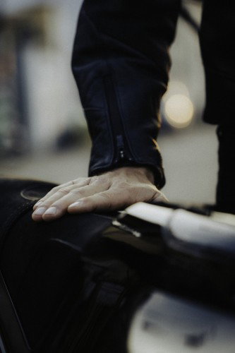 DAB 1a BRABUS 2026 – Dreiviertelansicht von vorne im goldenen Abendlicht am Naviglio