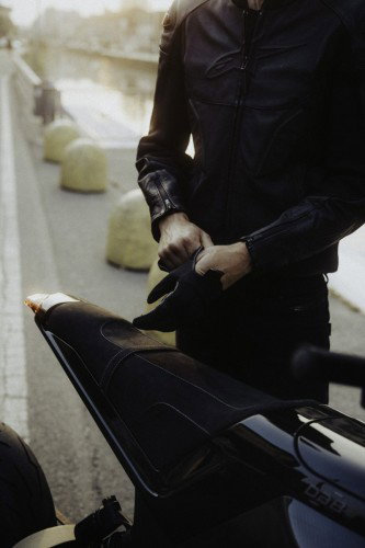 DAB 1a BRABUS 2026 – Nahaufnahme der BRABUS-Branding-Plakette auf dem schwarzen Rahmen