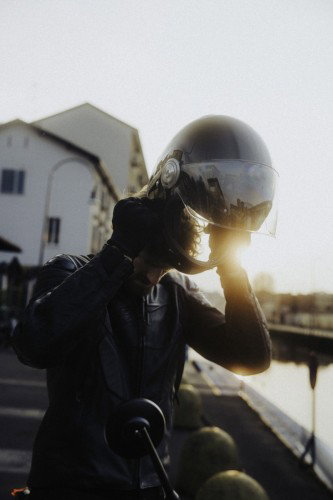 DAB 1a BRABUS 2026 – Detail der Alcantara-Sitzbank mit grauer Steppung von oben