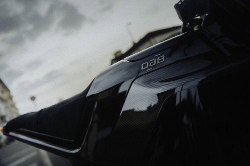 DAB 1a BRABUS 2026 – Fahrer fährt das E-Motorrad entlang einer Mailänder Uferpromenade