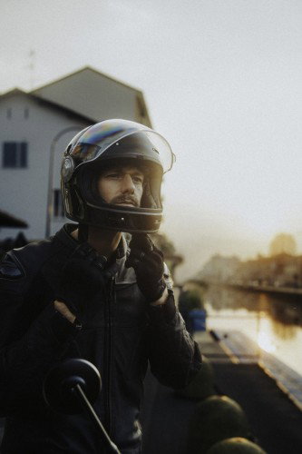 DAB 1a BRABUS 2026 – Dynamische Fahraufnahme mit Bewegungsunschärfe im Mailänder Straßenverkehr