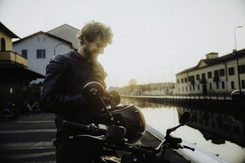 DAB 1a BRABUS 2026 – Heckansicht mit schwarzem Hinterrad und integriertem Kennzeichenträger