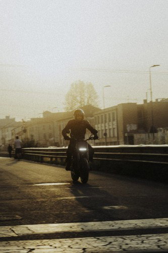 DAB 1a BRABUS 2026 – Nahaufnahme der schwarzen Frontgabel mit mattschwarzem Frontkotflügel