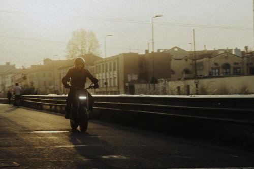 DAB 1a BRABUS 2026 – Dreiviertelansicht bei Sonnenuntergang an einem Mailänder Kanal