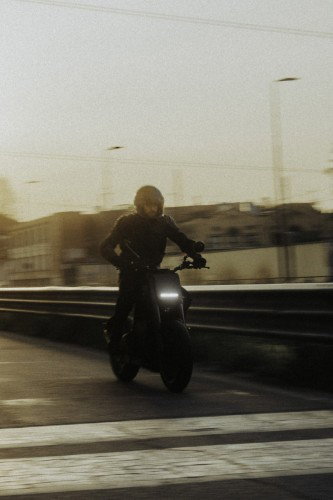 DAB 1a BRABUS 2026 – Frontdetail mit LED-Scheinwerfer und Carbon-Einfassung