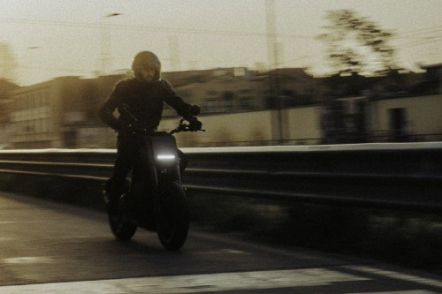 DAB 1a BRABUS 2026 – Makroaufnahme der Carbon-Struktur auf der Seitenverkleidung