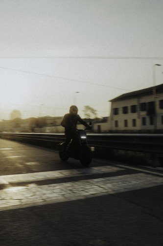 DAB 1a BRABUS 2026 – Fahrer checkt den Ladestand am 2,8-Zoll-LCD-Cockpit