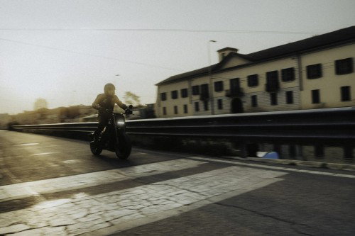 DAB 1a BRABUS 2026 – Blick von hinten auf das geparkte Motorrad mit Mailänder Stadtpanorama