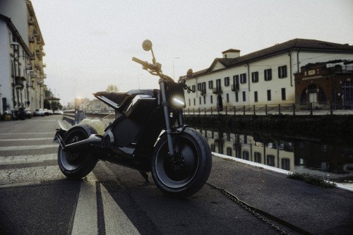 DAB 1a BRABUS 2026 – Vollständige Profilansicht des Elektromotorrads auf Mailänder Brücke am Naviglio