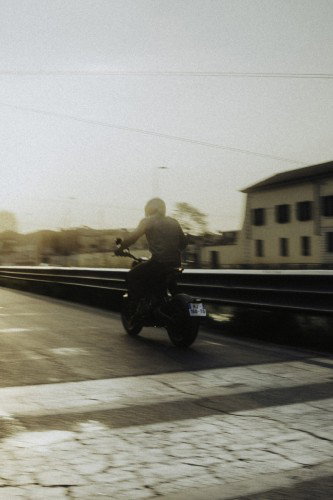 DAB 1a BRABUS 2026 – Fahrer in Aktion auf städtischer Hauptstraße mit Bewegungsunschärfe