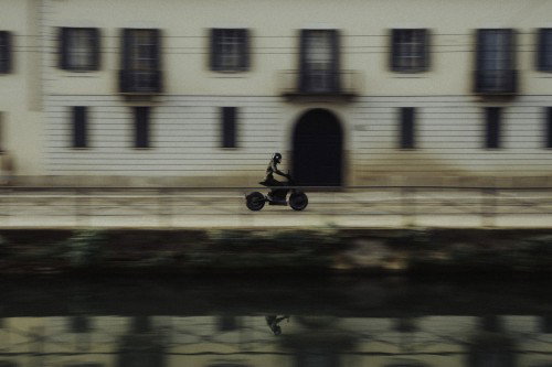 DAB 1a BRABUS 2026 – Nahaufnahme des Ladeanschlusses an der Frontmaske