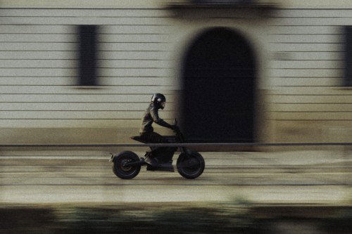 DAB 1a BRABUS 2026 – Dreiviertelansicht von hinten im Abendlicht mit Wasserspiegelung